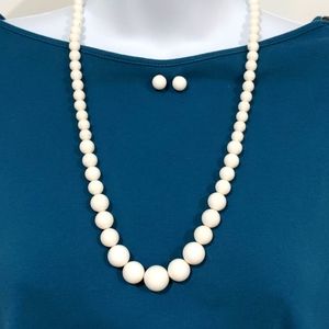 Graduated white beads necklace & matching earrings (1-56), vintage